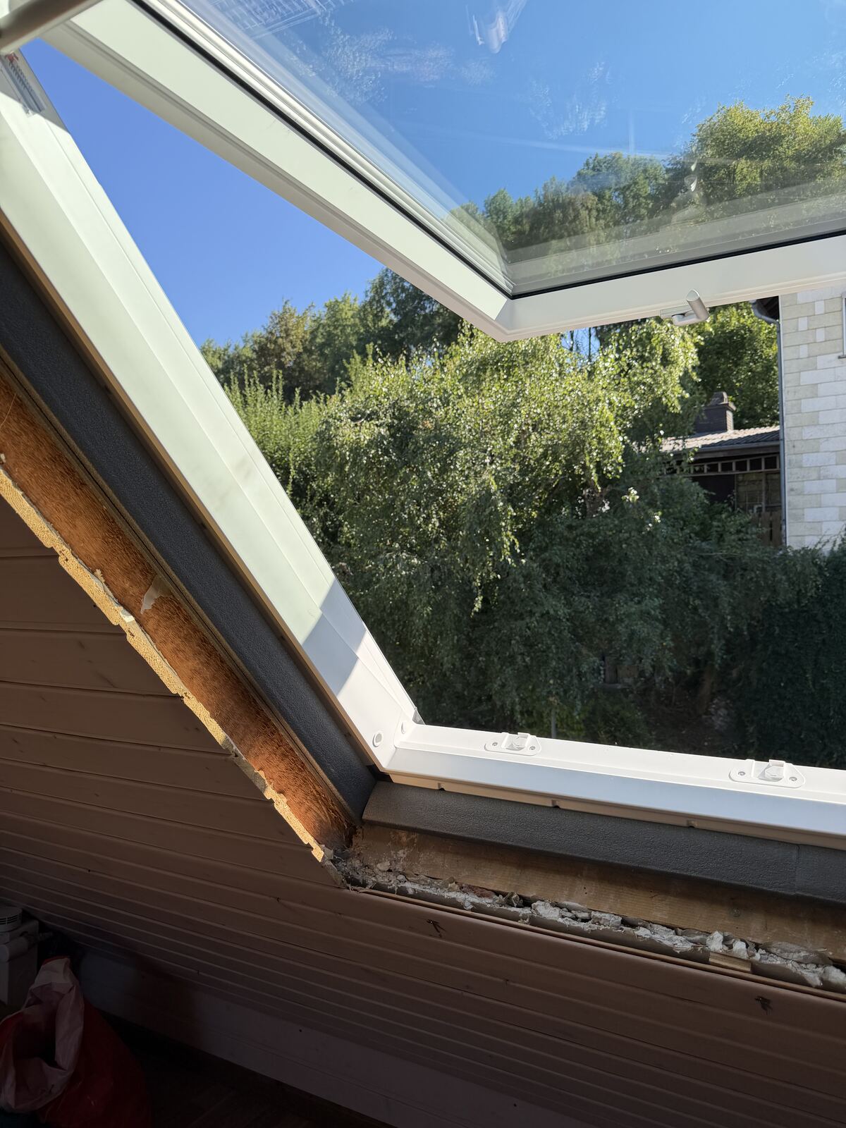 Detailarbeit am Fensterrahmen während der Montage