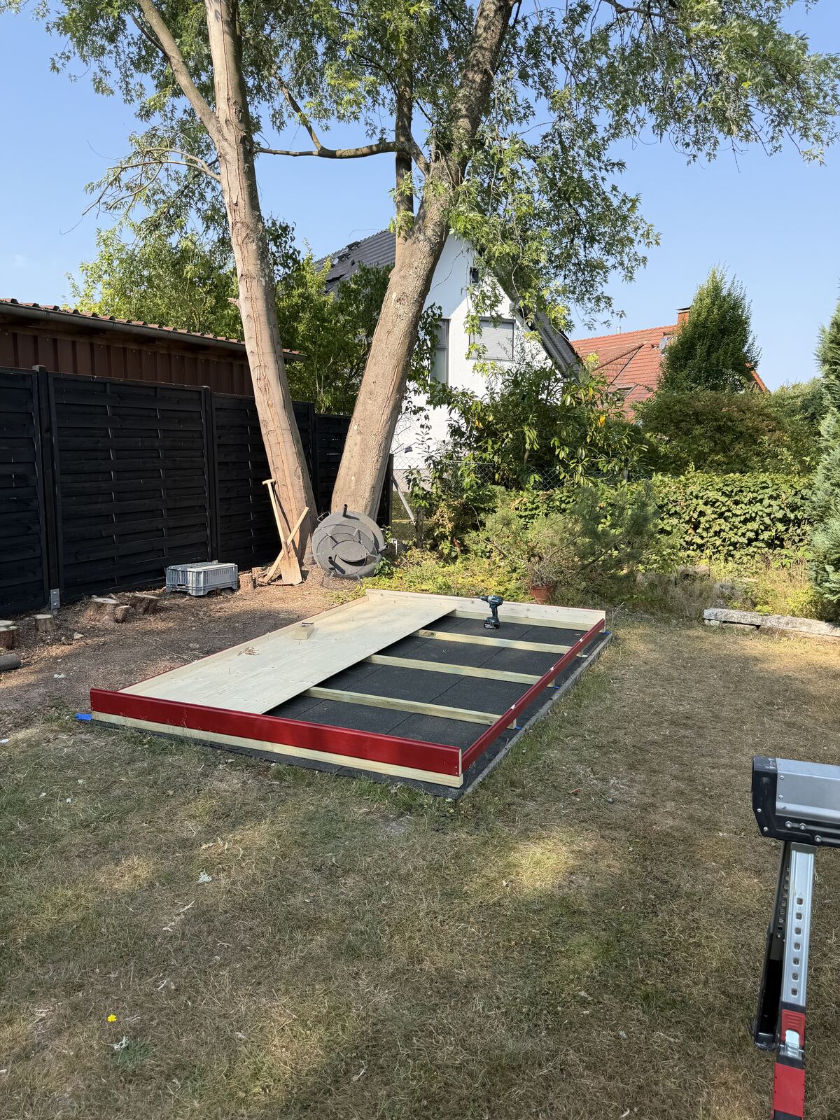 Fundament und Unterbau eines Gartenhauses im Bau