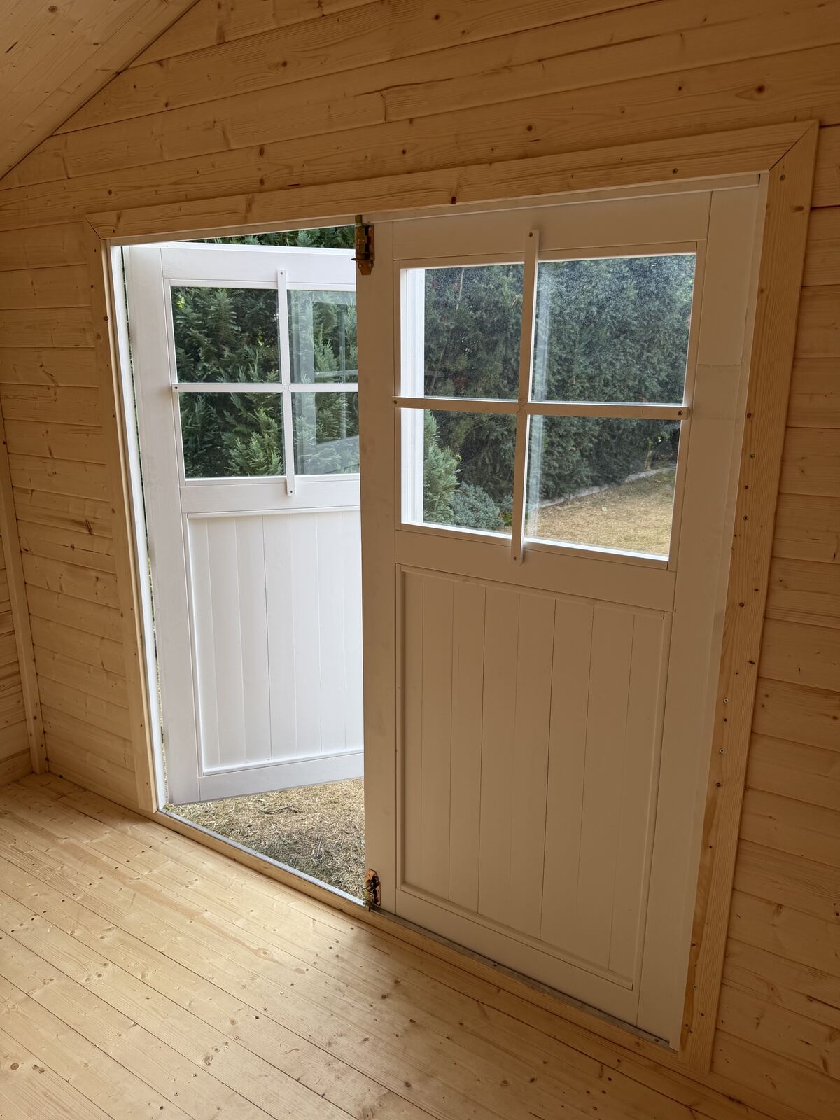 Innenansicht der Gartenhaus-Tür