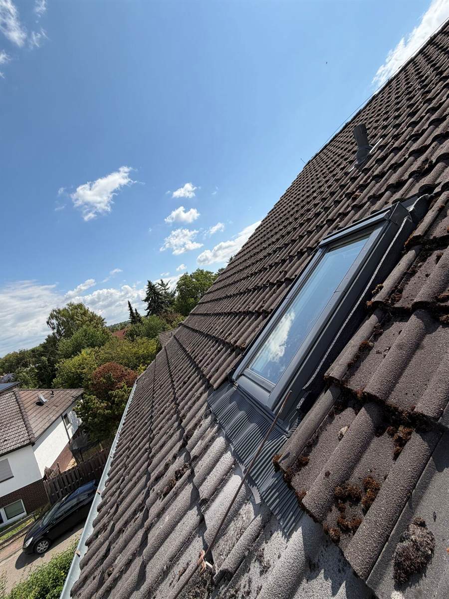 Fertig eingebautes Dachfenster von außen mit sauberem Eindeckrahmen in Eltville