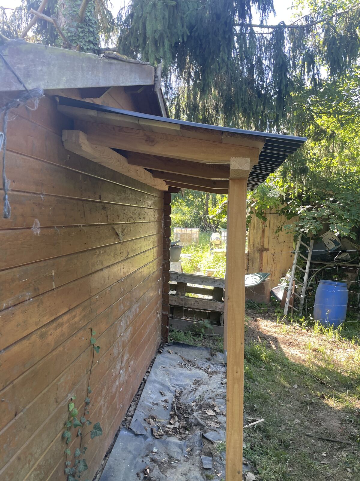 Neu montiertes Anbau-Dach am Holzlager
