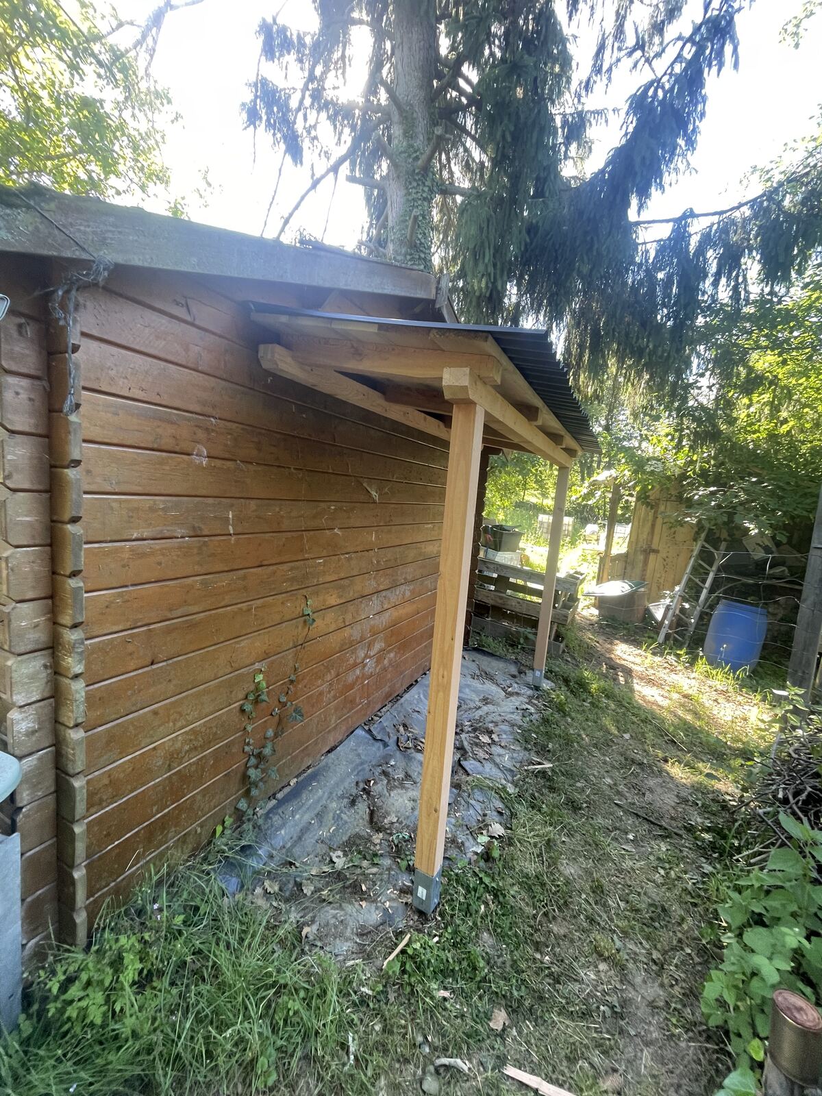 Anbau-Dach am Holzlager, weitere Ansicht