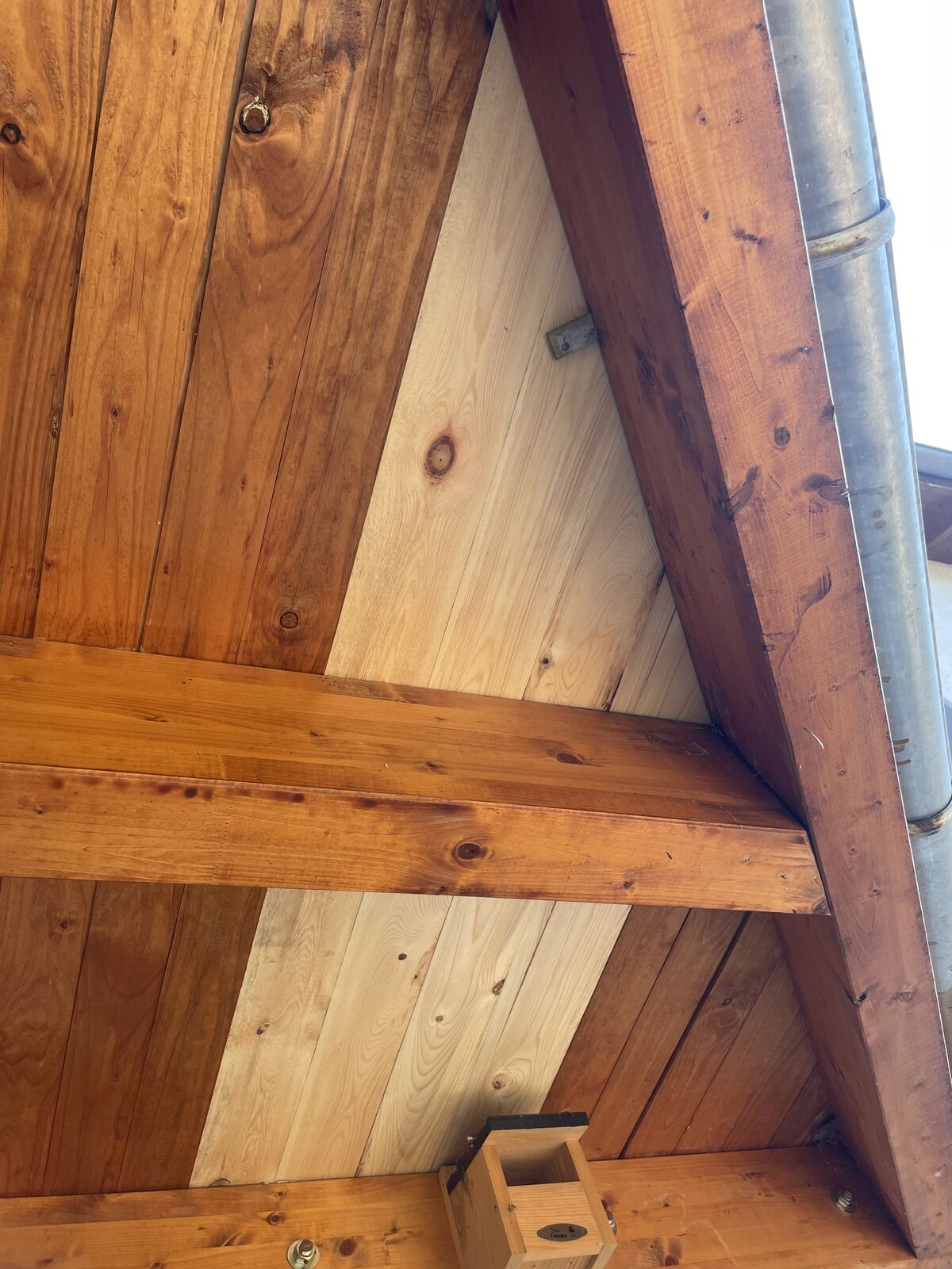 Fertig reparierte Dachschalung am Haus