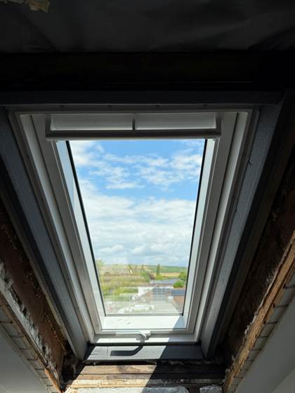 Fertig montiertes Dachfenster von innen mit Holzverkleidung