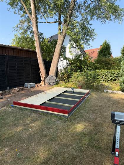 Fundament und Unterbau eines Gartenhauses im Bau