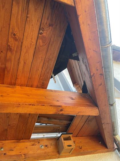 Reparatur der Dachschalung im Gange