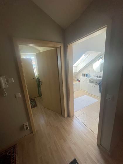 Neue weiße Innentür nach dem Einbau