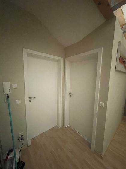 Fertig montierte weiße Innentüren im Flur
