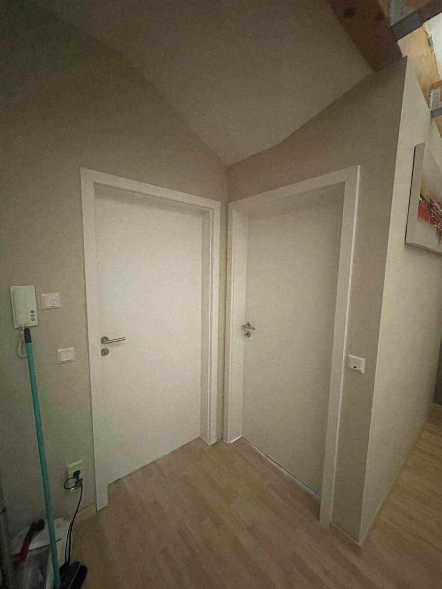 Fertig montierte weiße Innentüren im Flur nach dem Zargentausch